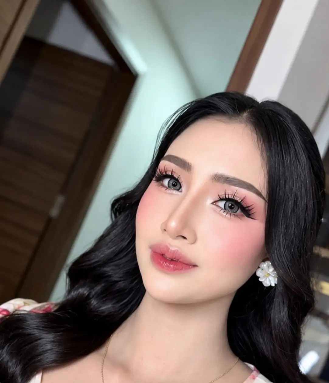 Makeup ulang tahun Andyn dengan Douyin look dan rambut hitam bergelombang