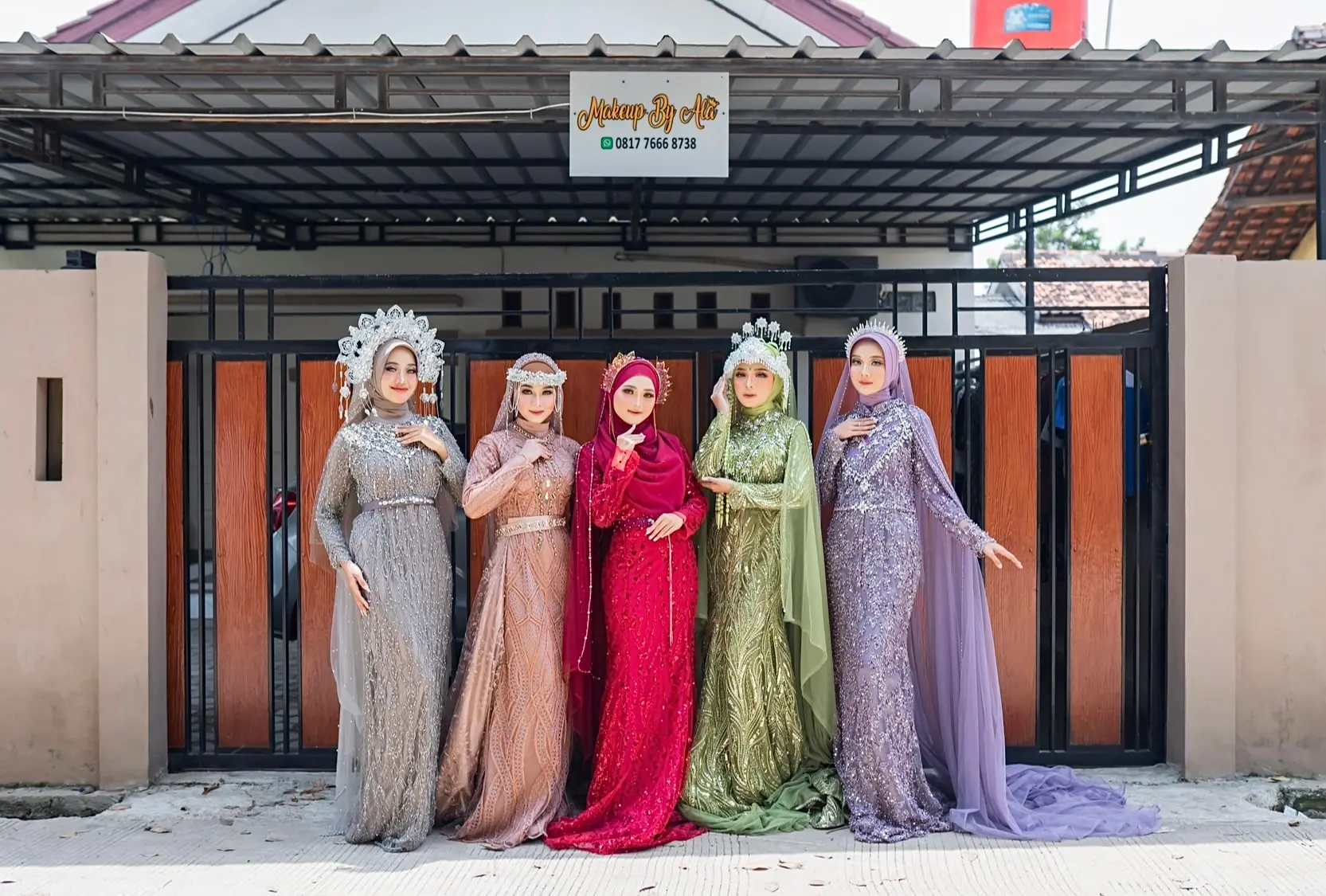 Lima perempuan bergaun panjang warna-warni dengan hiasan kepala, dirias untuk satu acara