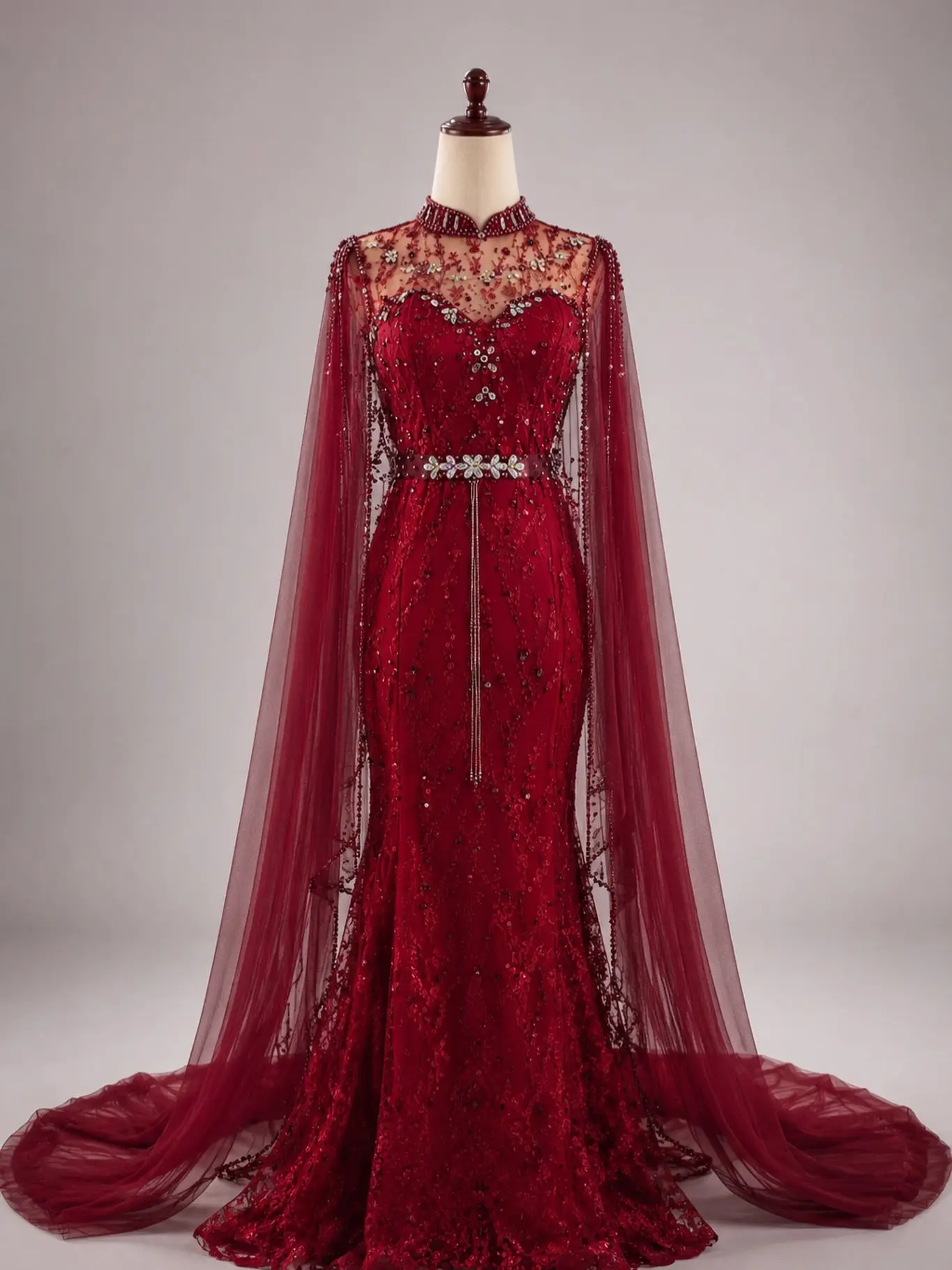 Gaun merah marun berpayet dengan jubah tulle pada manekin, koleksi sewa @alakebaya