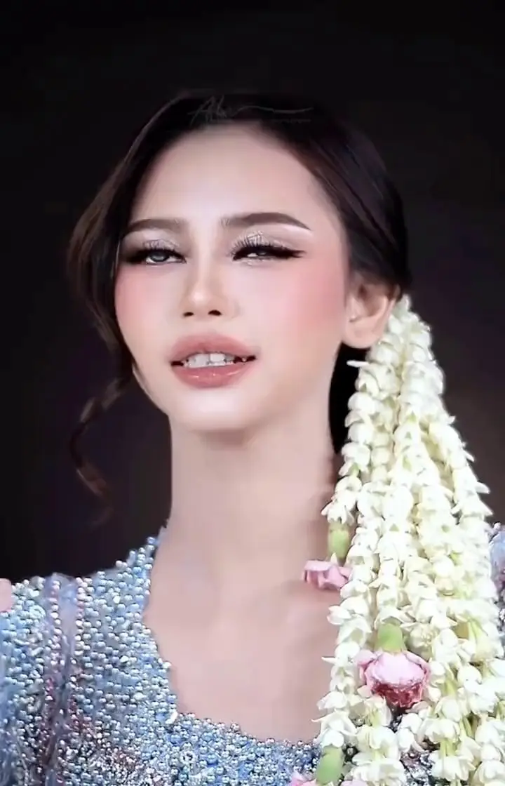 Pengantin Keysa setelah dirias Ala Makeup Gallery, dengan kebaya biru dan ronce melati