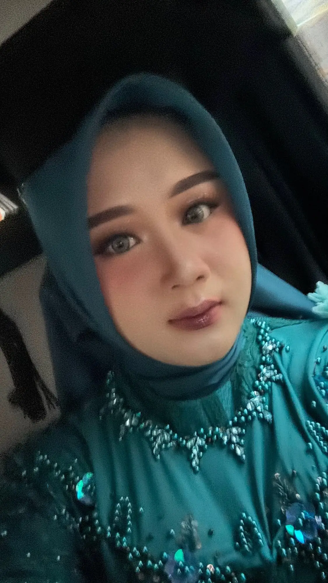 Makeup pesta dengan hijab dan kebaya toska berpayet