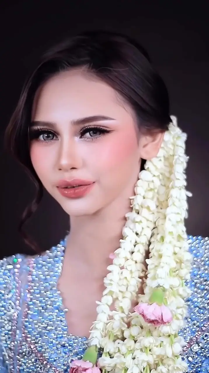 Makeup pengantin Keysa dengan kebaya biru berpayet dan ronce melati di bahu