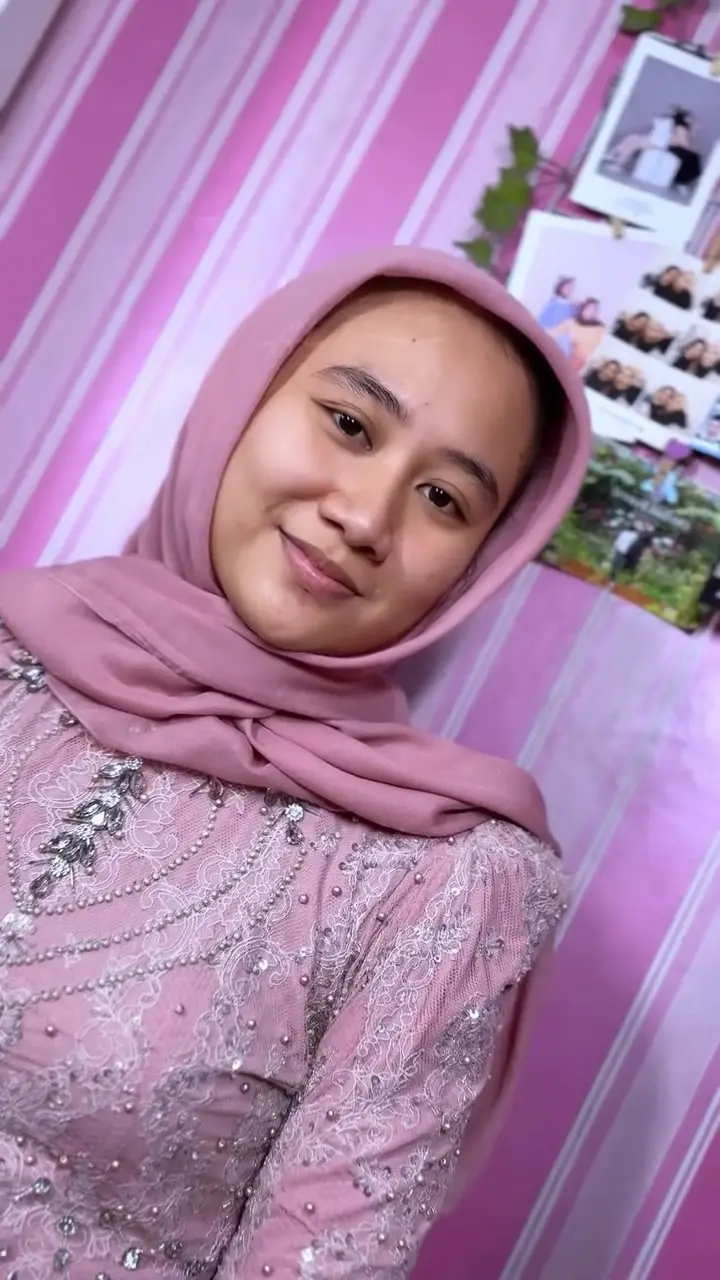 Nabila sebelum dirias, berhijab merah muda tanpa makeup