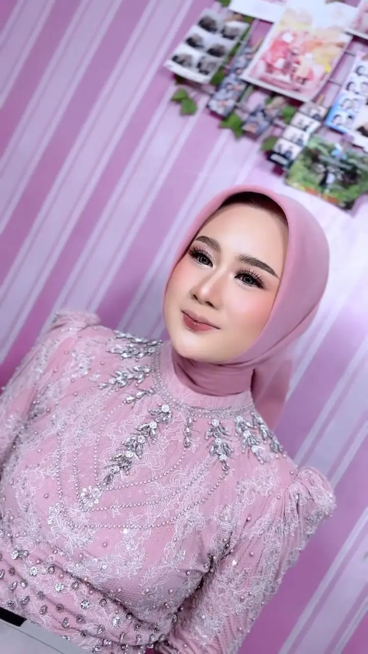 Makeup lamaran Nabila berhijab merah muda dengan kebaya senada