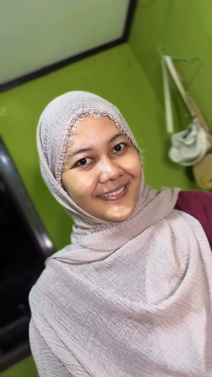 Putri sebelum dirias, berhijab krem tanpa makeup