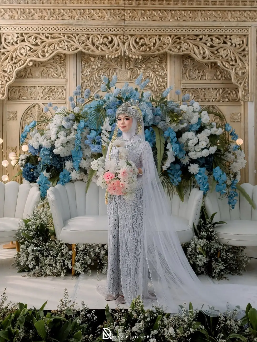 Pengantin Salsa berdiri sendiri di pelaminan dengan gaun putih dan buket bunga